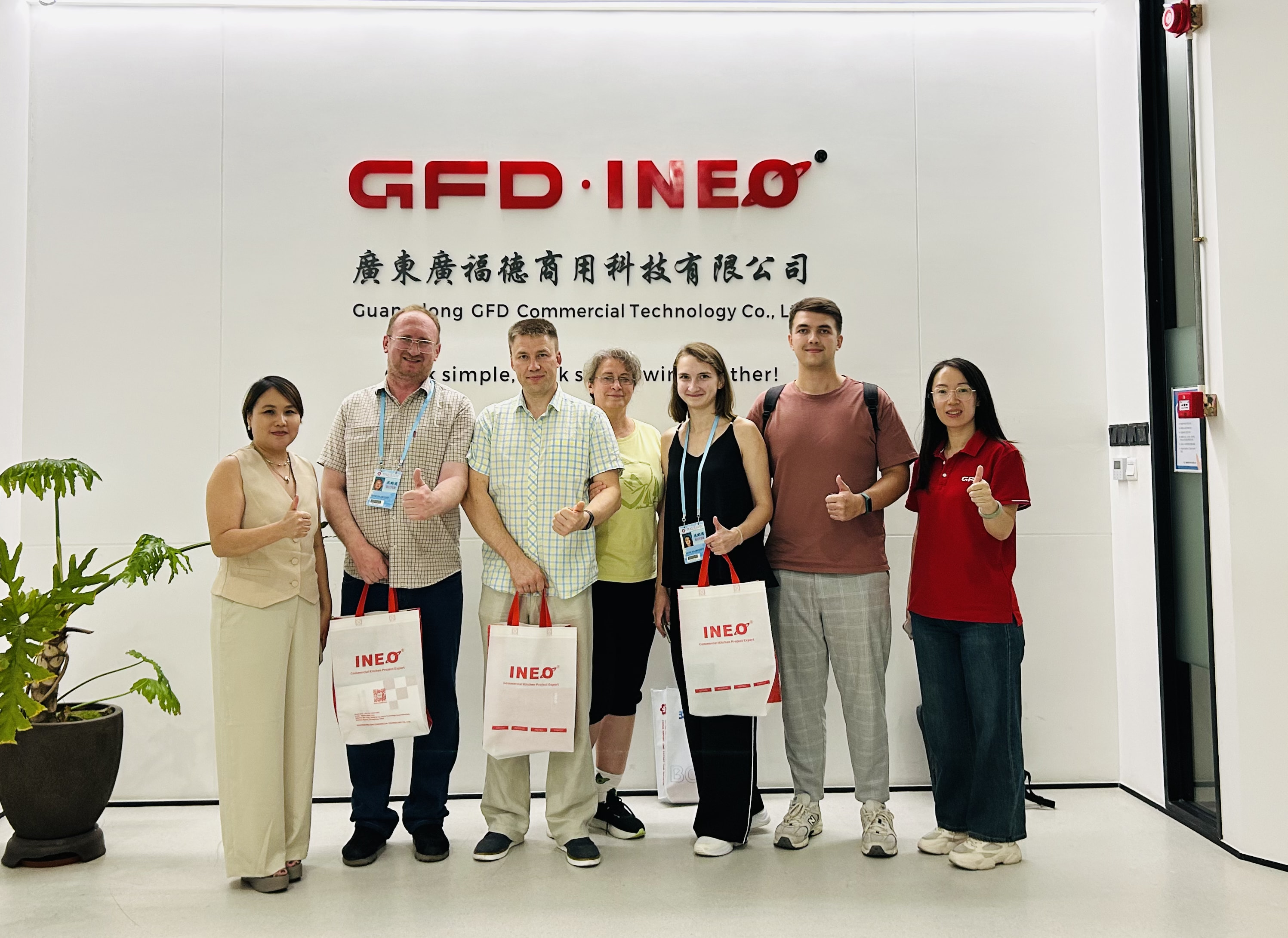 Client Visit and Collaborative Learning During Canton Fair